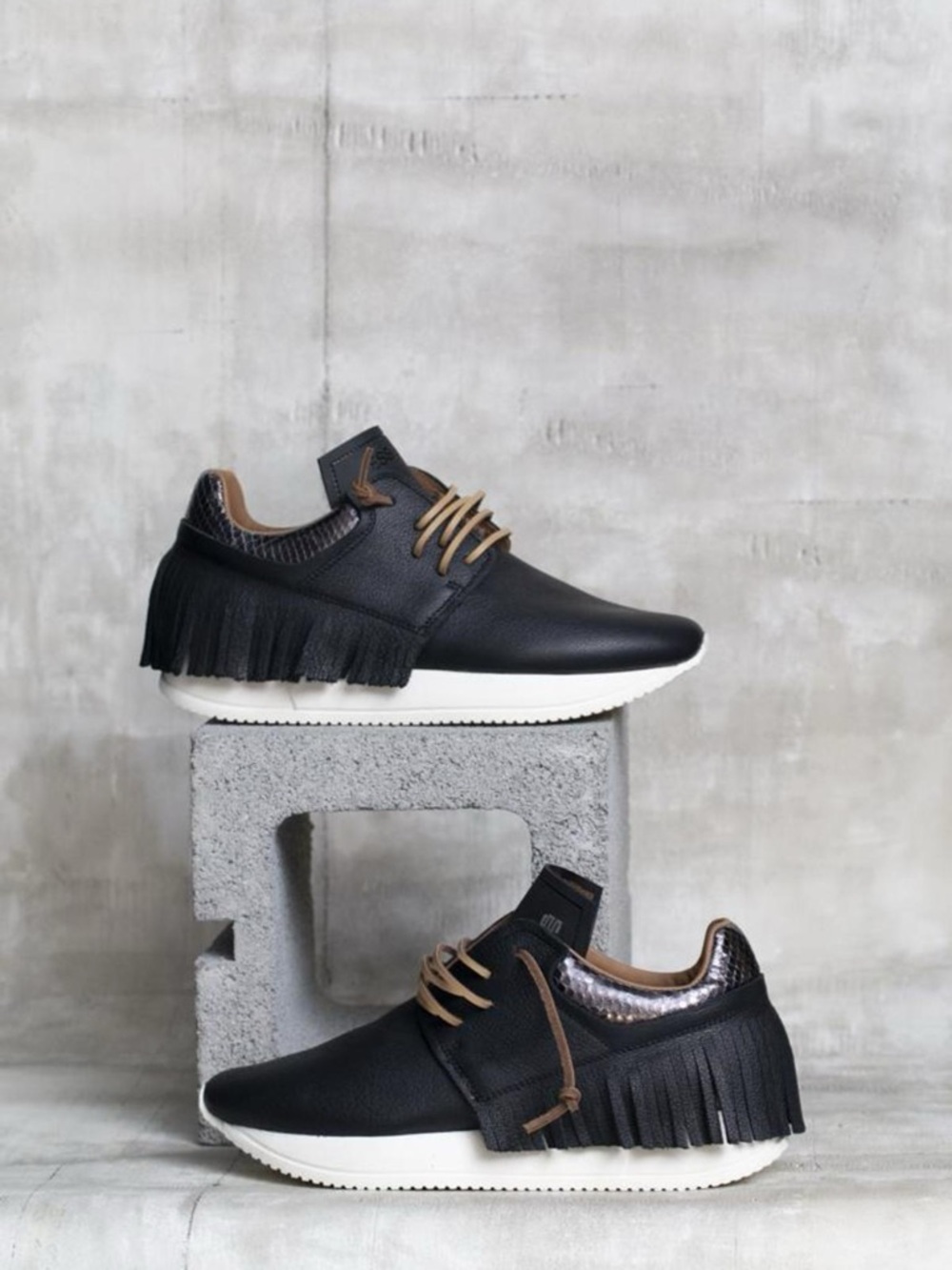 Women’s Black Esseutesse Sneakers